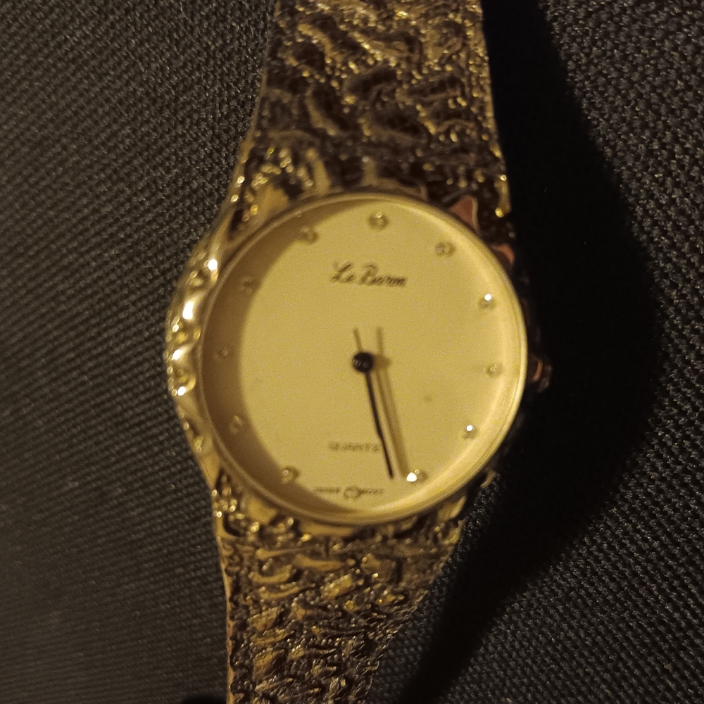 Elegant Gold Watch with Timeless Design